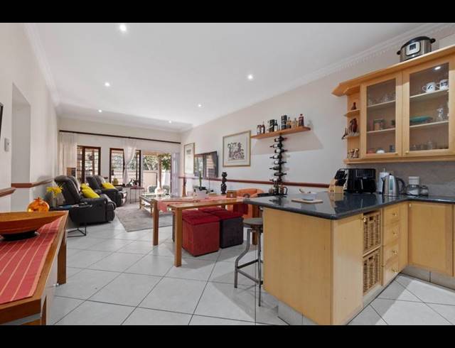 2 BEDROOM TOWNHOUSE FOR SALE IN HYDE PARK